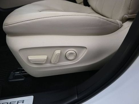 Used 2025 Toyota Highlander Limited FWD image 10
