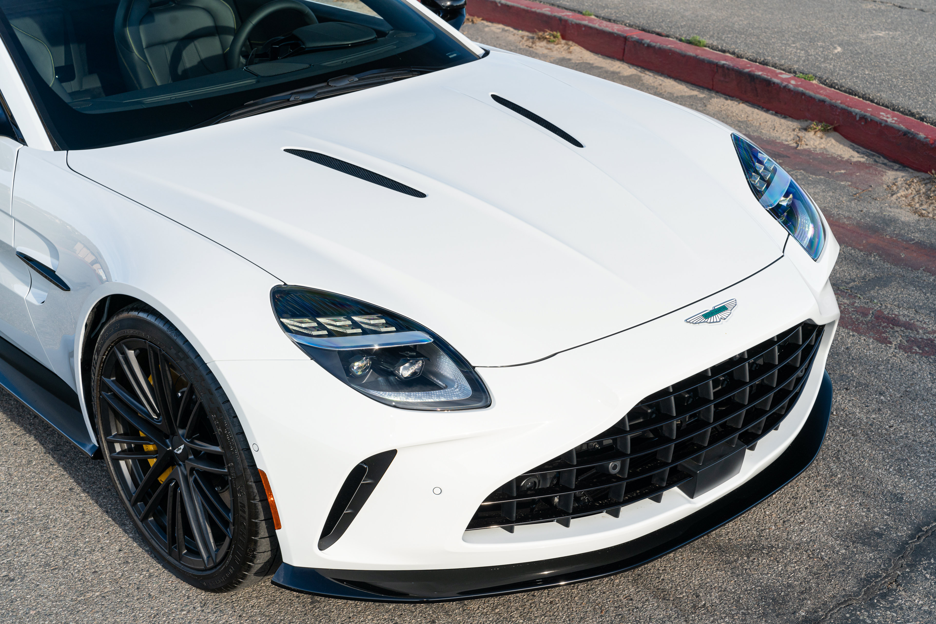 Used 2025 Aston Martin V8 Vantage Coupe RWD image 9
