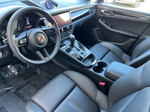 Used 2025 Porsche Macan image 4