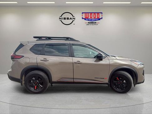 Used 2025 Nissan Rogue SV image 2