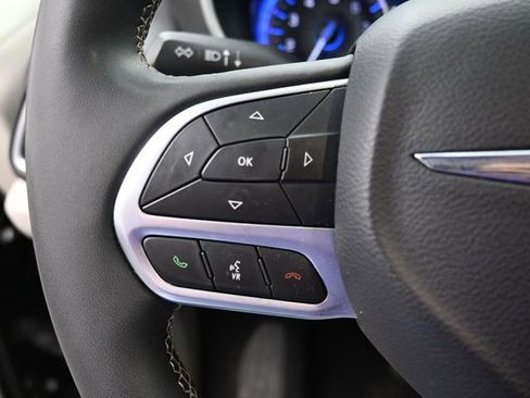 Used 2024 Chrysler Pacifica Touring-L image 27