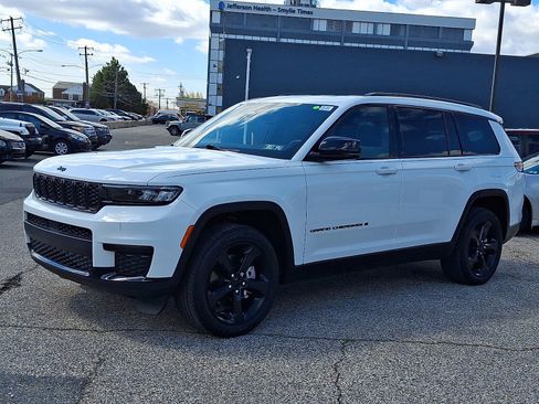 Used 2023 Jeep Grand Cherokee L Laredo image 2