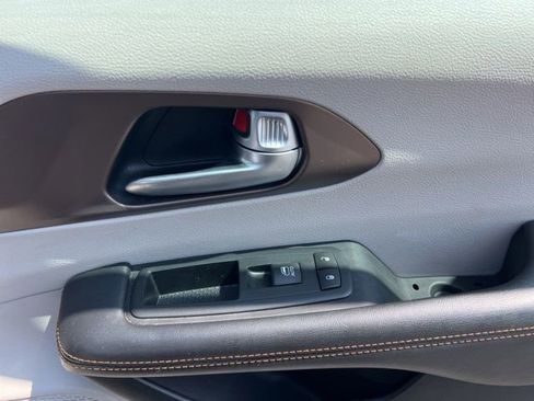 Used 2017 Chrysler Pacifica Touring image 31