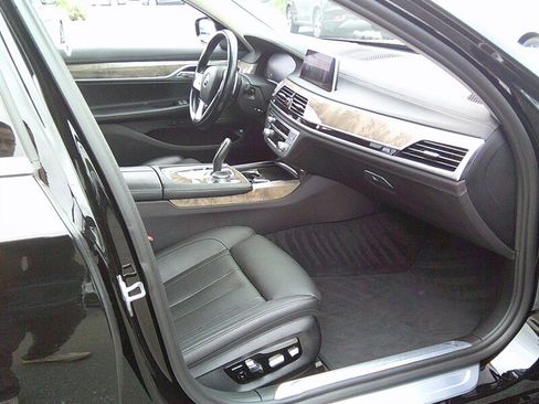 Used 2020 BMW 740i RWD image 21