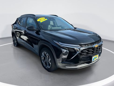 Used 2024 Chevrolet Trax LT w/ Driver Confidence Package image 1