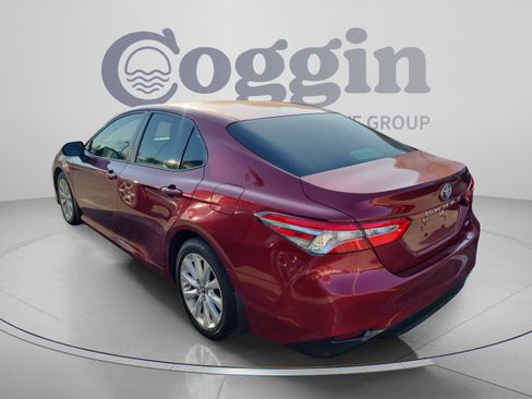Used 2018 Toyota Camry LE FWD image 2