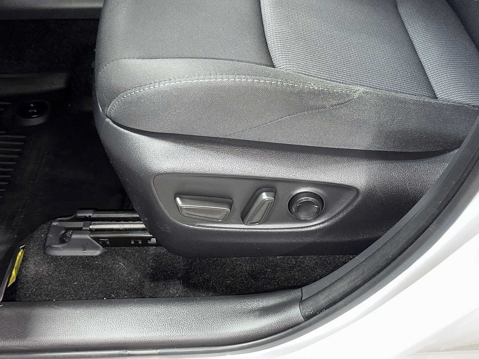 Used 2023 Toyota Venza LE AWD/4WD image 23
