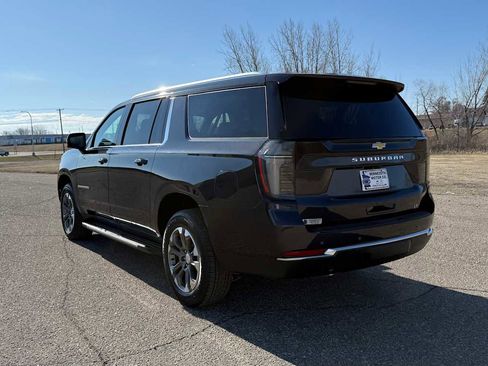 Used 2025 Chevrolet Suburban LT w/ Comfort Package image 5