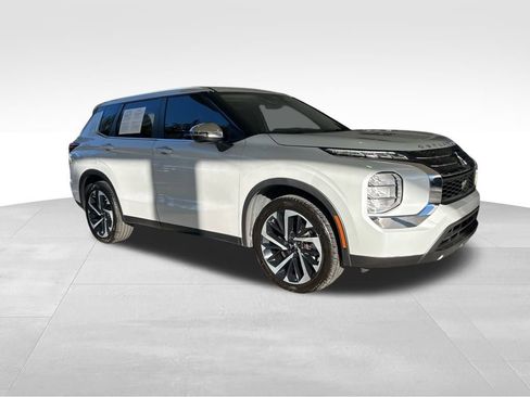 Used 2022 Mitsubishi Outlander ES image 2