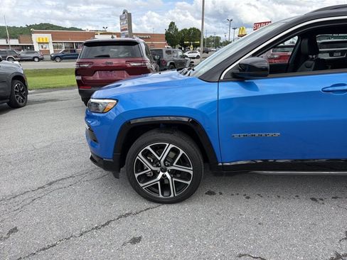 Used 2025 Jeep Compass Limited w/ Elite Group AWD/4WD image 11