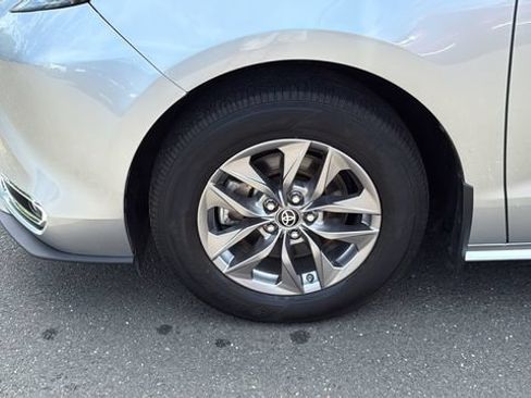 Used 2024 Toyota Sienna XLE AWD/4WD image 5