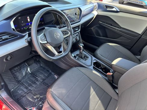 Certified 2022 Volkswagen Taos SE w/ Panoramic Sunroof Package image 17