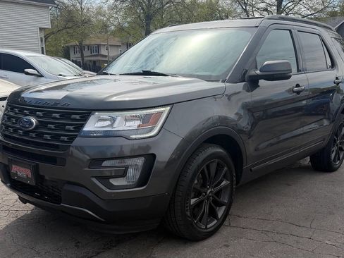 Used 2017 Ford Explorer XLT w/ Equipment Group 202A AWD/4WD image 4
