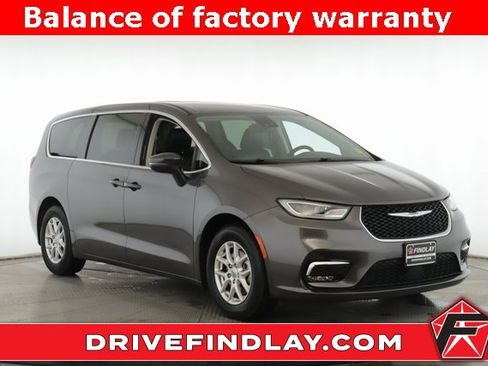 Used 2023 Chrysler Pacifica Touring-L image 1