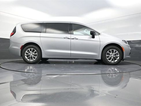 New 2026 Chrysler Pacifica Select image 24