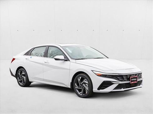 New 2025 Hyundai Elantra Limited image 3