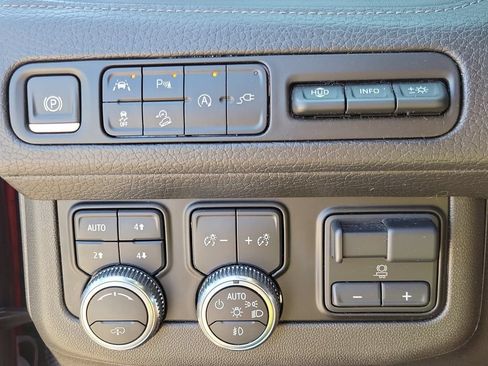 Used 2021 GMC Yukon Denali w/ Denali Ultimate Package AWD/4WD image 25