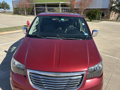 Used 2014 Chrysler Town & Country Touring-L w/ Driver Convenience Group image 7