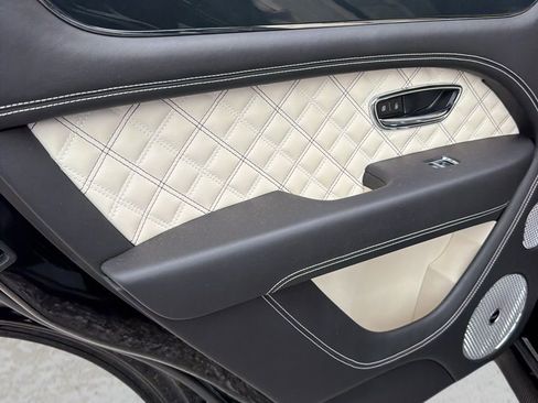 Used 2021 Bentley Bentayga image 29