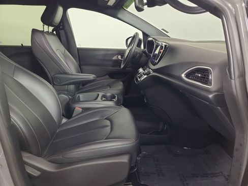Used 2025 Chrysler Pacifica Select FWD image 21