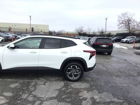 Used 2025 Chevrolet Trax LT w/ LT Convenience Package image 16