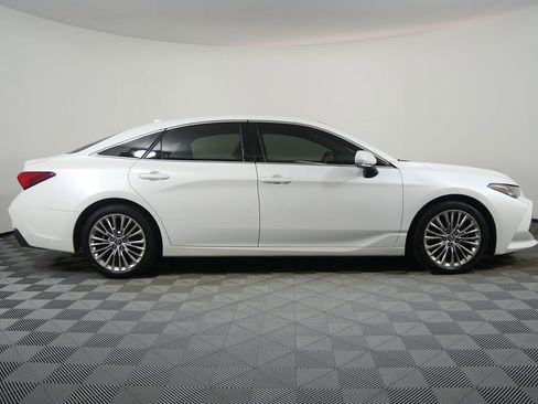 Used 2019 Toyota Avalon Limited image 2