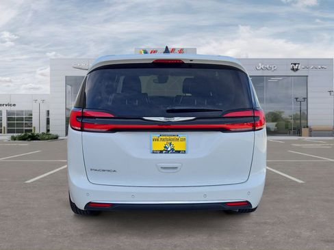 Certified 2023 Chrysler Pacifica Touring-L FWD image 4