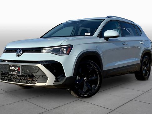 Used 2025 Volkswagen Taos SE image 1