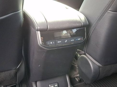 Used 2023 Toyota Highlander XLE image 11