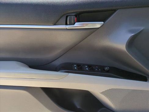 Used 2020 Toyota Camry SE FWD image 11
