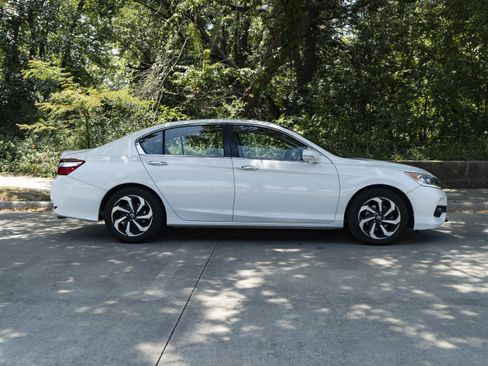 Used 2016 Honda Accord EX image 10