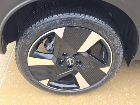 Certified 2025 Nissan Kicks SR FWD image 30