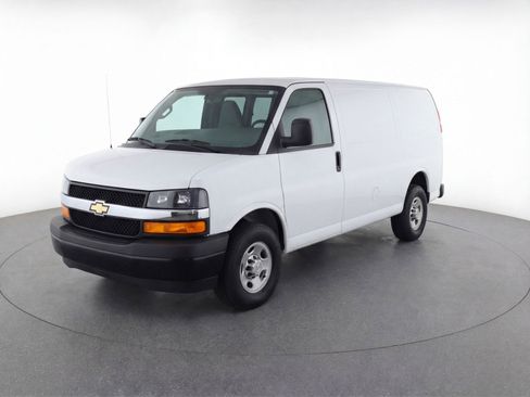 Used 2025 Chevrolet Express 3500 LT w/ LT Preferred Equipment Group RWD image 3