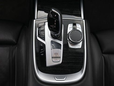 Used 2022 BMW 740i xDrive w/ M Sport Package image 15