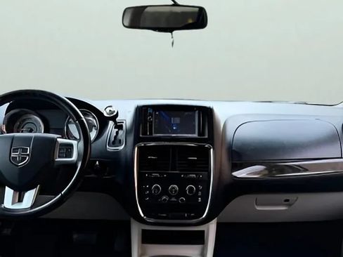 Used 2012 Dodge Grand Caravan SXT w/ UConnect Hands-Free Group FWD image 25