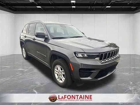Used 2023 Jeep Grand Cherokee Laredo AWD/4WD image 5