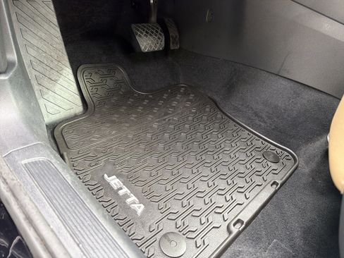 Used 2019 Volkswagen Jetta SE w/ Cold Weather Package image 17