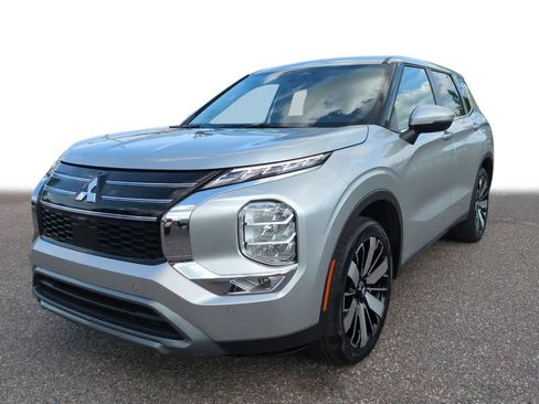 Used 2025 Mitsubishi Outlander SE FWD image 1