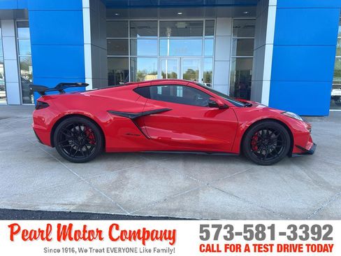 Used 2025 Chevrolet Corvette Z06 RWD image 3