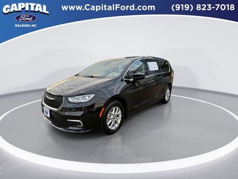 Used 2024 Chrysler Pacifica Touring-L image 4