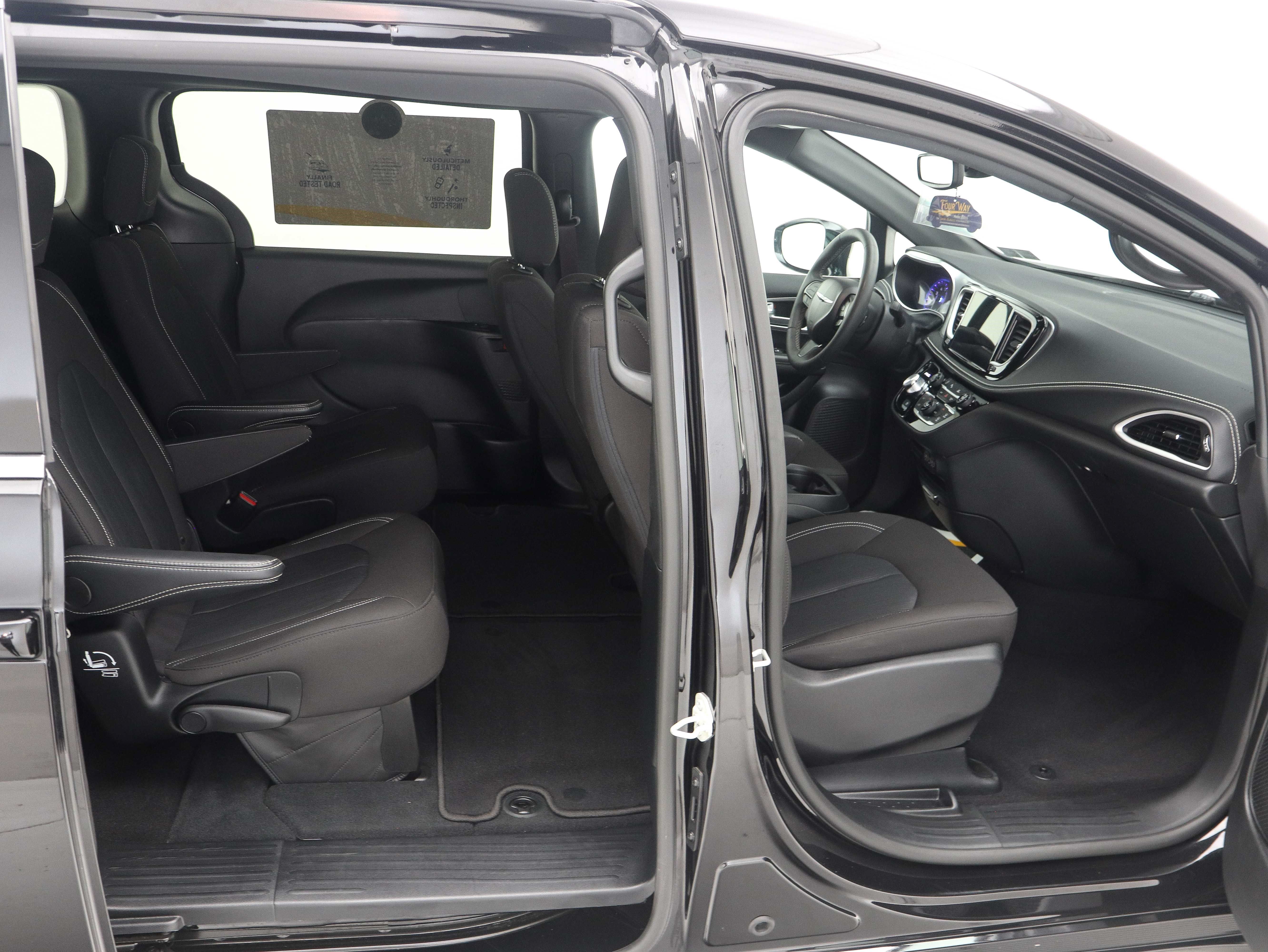 Used 2024 Chrysler Pacifica Touring FWD image 14