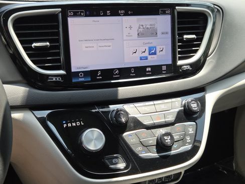 Used 2024 Chrysler Pacifica Touring-L FWD image 31
