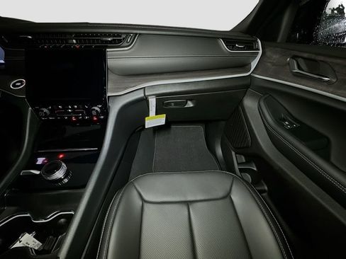 New 2025 Jeep Grand Cherokee Limited w/ Luxury Tech Group II AWD/4WD image 27