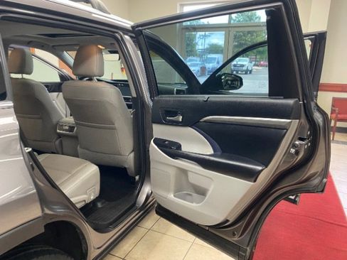 Used 2019 Toyota Highlander Limited FWD image 17