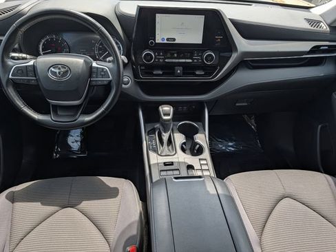 Used 2024 Toyota Highlander LE AWD/4WD image 10