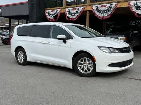 Used 2022 Chrysler Voyager LX FWD image 2