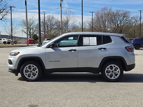 Used 2025 Jeep Compass Sport image 4