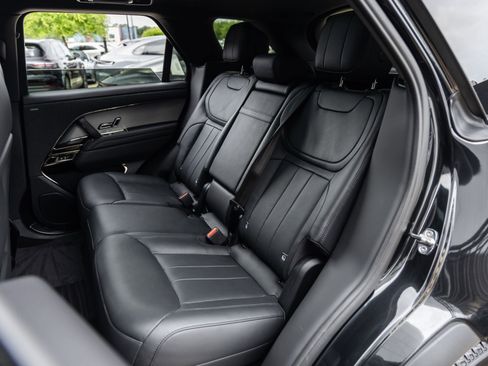 Used 2025 Land Rover Range Rover Sport SE image 32