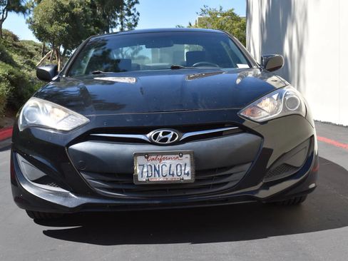 Used 2013 Hyundai Genesis 2.0T RWD image 2