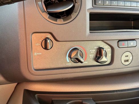 Used 2022 Ford E-450 and Econoline 450 Super Duty image 24